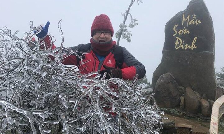 Ảnh: Đỉnh Mẫu Sơn lung linh, kỳ ảo trong lớp băng tuyết trắng muốt