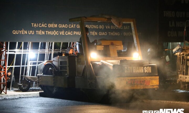 Công nhân xuyên đêm chỉnh trang ga Đồng Đăng trước giờ đón Chủ tịch Kim Jong Un