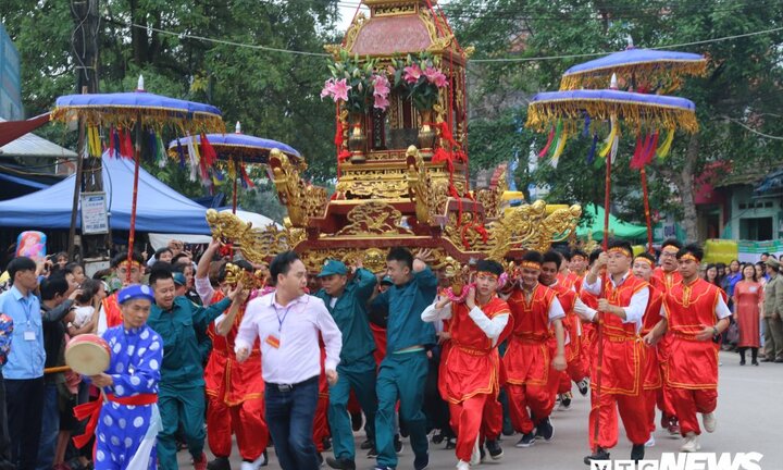 Ảnh: Hàng trăm gia đình dựng rạp ven đường, dự lễ hội Kỳ Cùng - Tả Phủ