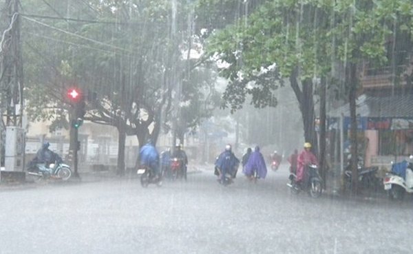 Mưa dông diện rộng nhiều nơi ở Bắc Bộ, Nam Bộ vẫn nắng nóng