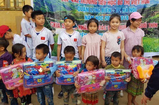 Học sinh Hà thành sẻ chia yêu thương với trẻ em nghèo biên giới Việt - Lào