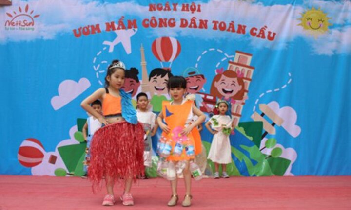 Ảnh: Học sinh mầm non Hà thành biểu diễn thời trang tái chế kêu gọi bảo vệ môi trường
