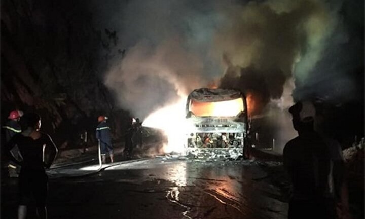 Xe giường nằm chở 30 người bốc cháy dữ dội