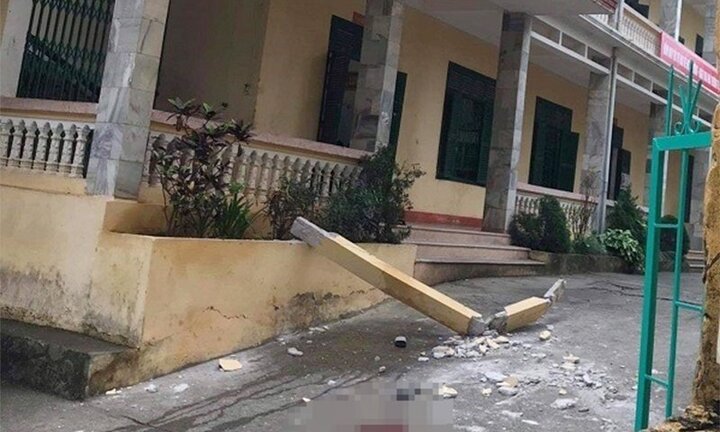 Cột bê tông đổ sập đè trúng 2 học sinh đang chơi ở sân trường