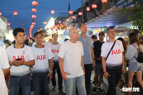 Chợ đêm Phú Quốc sôi động 'chào đón' ông chủ CLB Tottenham