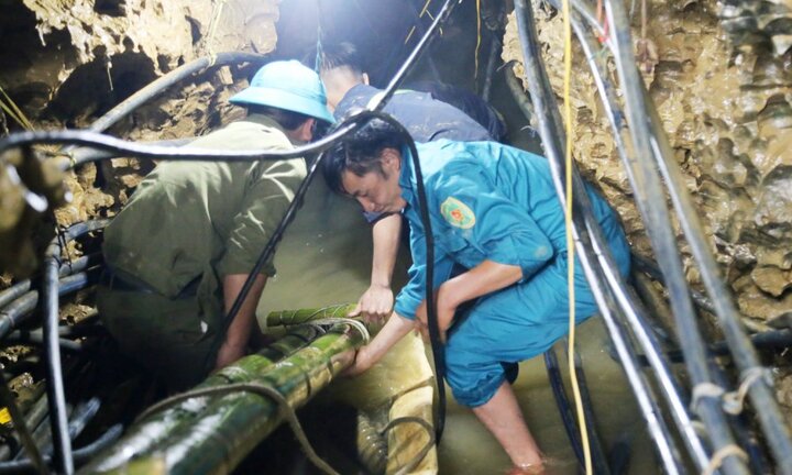 Khó tiếp cận được nạn nhân mắc kẹt 8 ngày trong hang đá ở Lào Cai