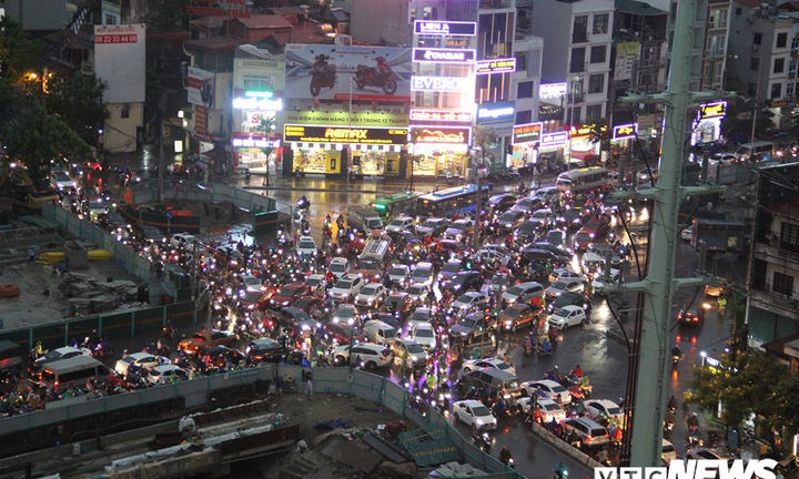 Đường Hà Nội ngập sâu, ùn tắc khủng khiếp sau cơn mưa lớn giờ tan tầm