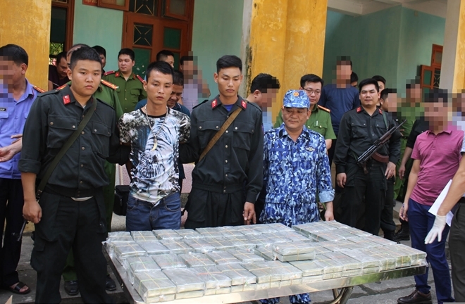 Triệt phá vụ vận chuyển 100 bánh heroin ở Hoà Bình