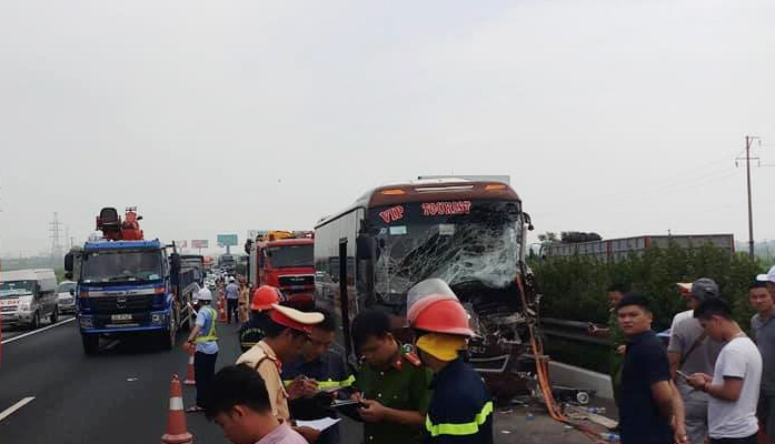 Phá cửa giải cứu 4 người mắc kẹt trong xe khách sau tai nạn trên cao tốc Pháp Vân – Cầu Giẽ