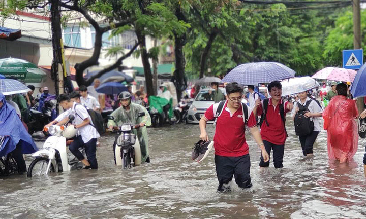Hà Nội mưa lớn, hàng loạt tuyến phố nguy cơ ngập lụt