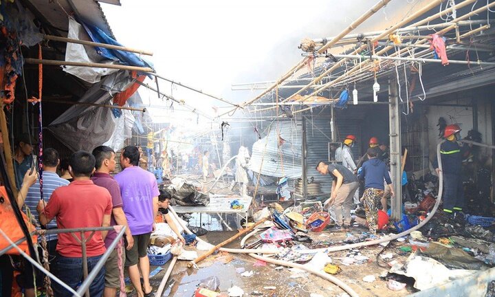 Chợ Tó ở ngoại thành Hà Nội bốc cháy, nhiều gian hàng bị thiêu rụi