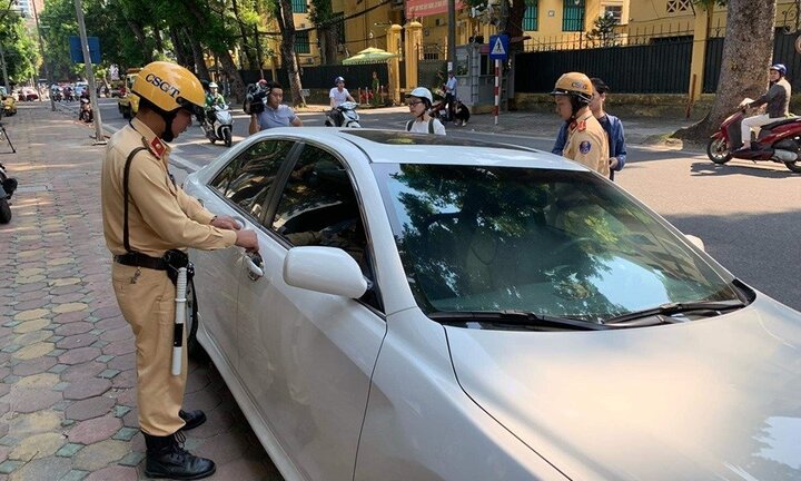 Công an Hà Nội xử lý xe cán bộ chiến sỹ trong ngành dừng đỗ sai quy định