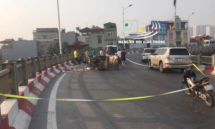 Xe ba bánh tự chế đâm vào lan can cầu Vĩnh Tuy, tài xế thiệt mạng