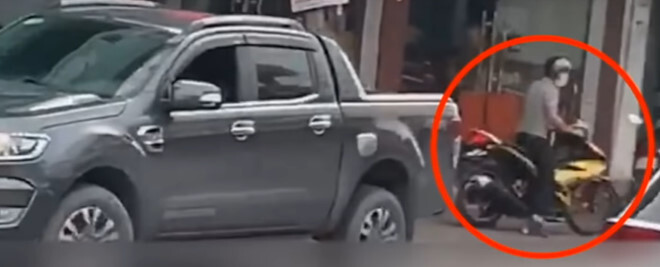 Người đàn ông kể phút lái ô tô đâm thẳng vào tên cướp tiệm vàng cầm súng