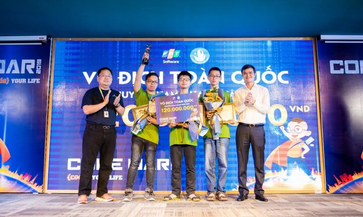 Ba tân sinh viên ĐH Công nghệ chiến thắng cuộc thi lập trình lớn nhất Việt Nam