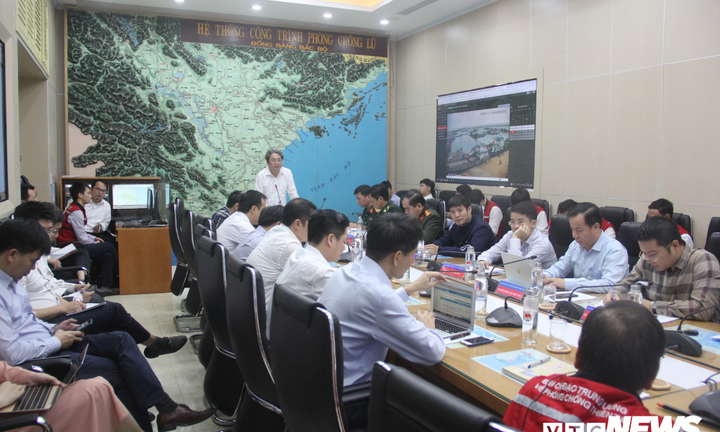 Hai người chết khi chằng chống nhà cửa ứng phó bão số 6