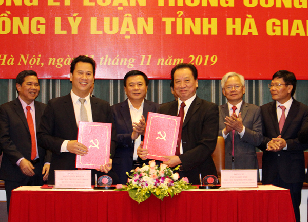 Hội đồng Lý luận Trung ương ký kết chương trình hợp tác với Hội đồng Lý luận tỉnh Hà Giang