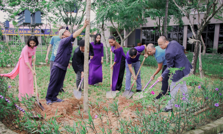 Đại học ở Huế không nhận hoa ngày 20/11, tặng cây cho cựu giảng viên