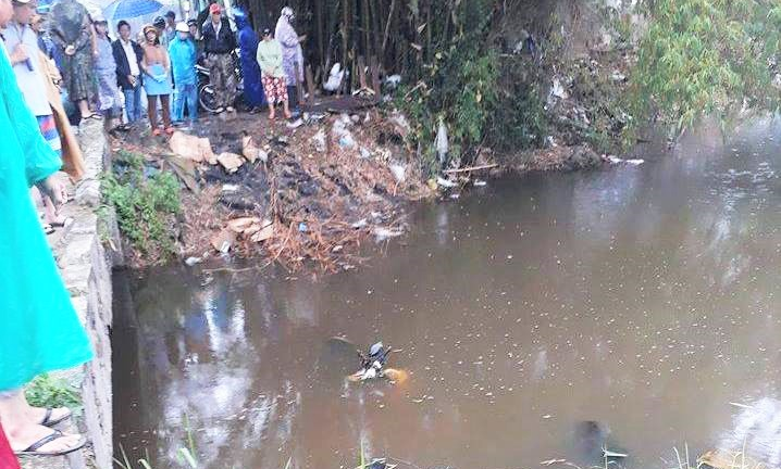 Phát hiện thi thể nam thanh niên dưới cống nước