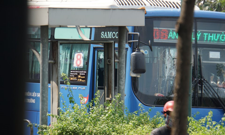 Côn đồ cầm mã tấu đập phá xe buýt: Nghi do mâu thuẫn sau va chạm giao thông