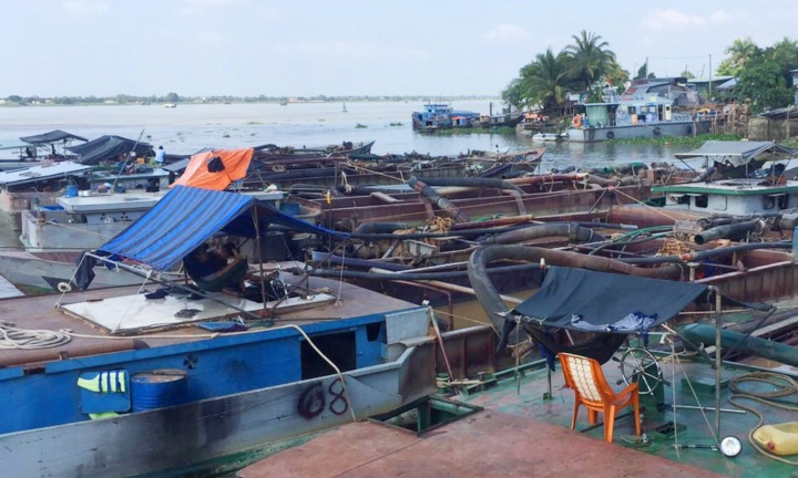 Bắt 20 tàu thuyền khai thác cát trái phép trên sông Tiền trong đêm