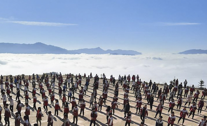 Đẹp ngỡ ngàng hình ảnh học trò Hà Giang tập thể dục giữa biển mây 