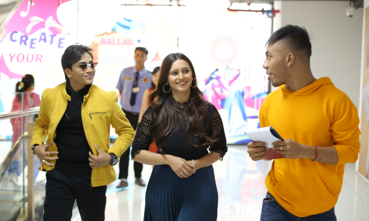 Ngôi sao Ấn Độ thể hiện tài lẻ khi tham quan IMC Academy