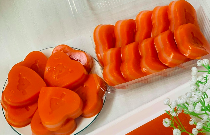Making gac fruit-flavored pork skin cake on the first day of the month brings good luck for the whole month.