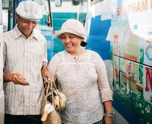 Tôi đau đầu vì quà tặng, còn bố mẹ đòi đến tận nhà để biếu sếp đôi gà