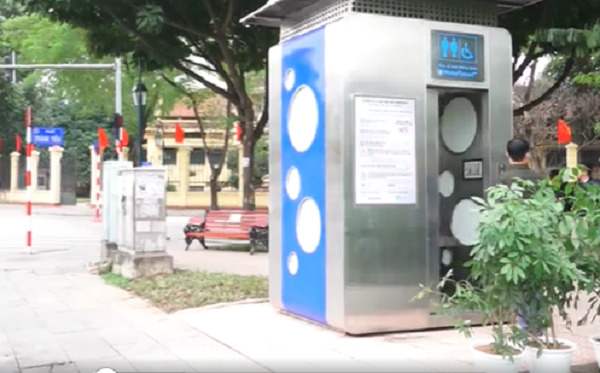 Video: Nhà vệ sinh công cộng có thể tự đóng mở cửa và làm sạch đầu tiên tại Hà Nội