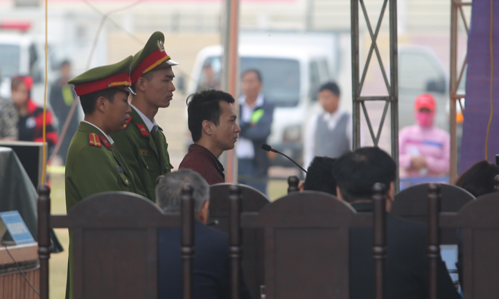 Bị cáo Vương Văn Hùng phản cung, khai không hiếp dâm nữ sinh giao gà