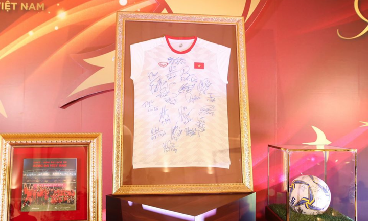 Chồng Tăng Thanh Hà sở hữu bộ chữ ký Đội tuyển Việt Nam giá 1 tỷ đồng
