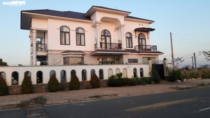 Cận cảnh biệt thự nguy nga của Bí thư huyện ở Bình Phước vừa bị cướp 'ghé thăm'