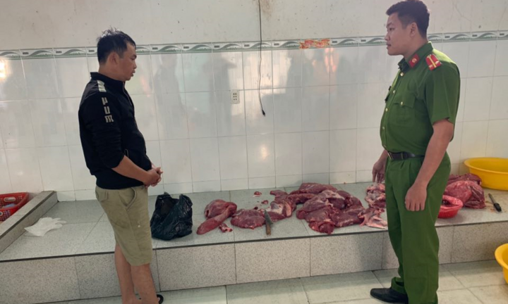 Bắt quả tang cơ sở dùng dung dịch đỏ 'hô biến' thịt heo nái thành thịt bò
