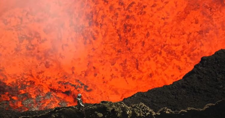 Video: Kinh ngạc nhà thám hiểm đứng ngay bên miệng núi lửa sôi sục