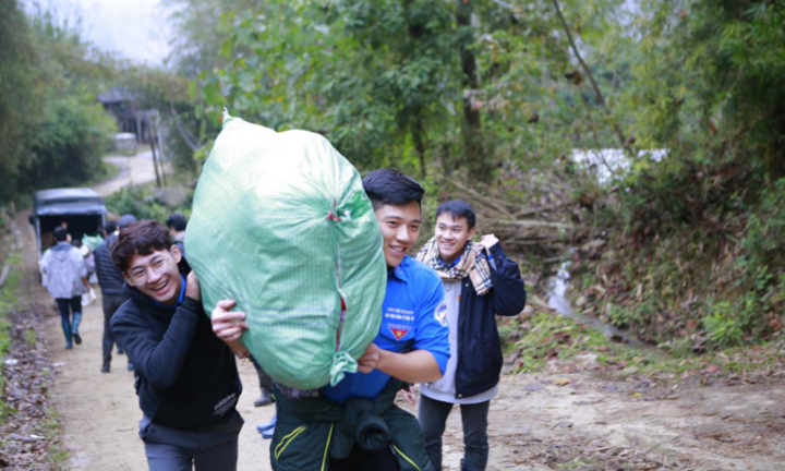 'Cánh én ngày xuân 2020' lan tỏa yêu thương đến người dân Lao Chải