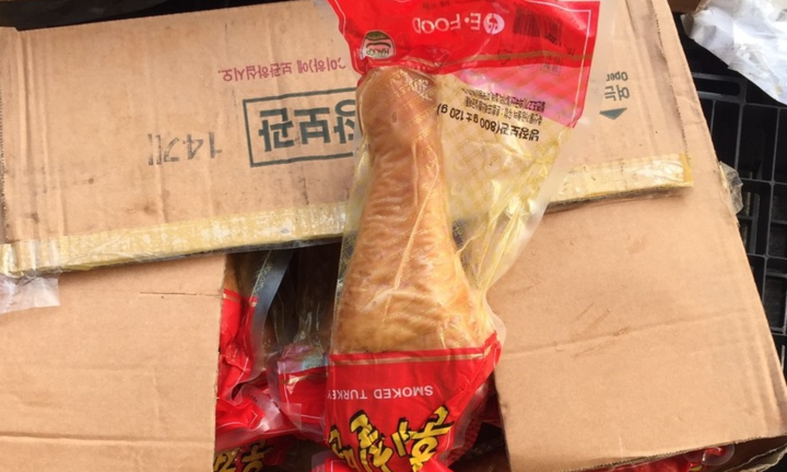 Triệt phá kho chứa 25 tấn đùi gà tây Hàn Quốc hôi thối