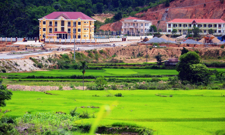 Quái gở chuyện cán bộ miền núi đi cả trăm cây số để rút tiền lương từ cây ATM