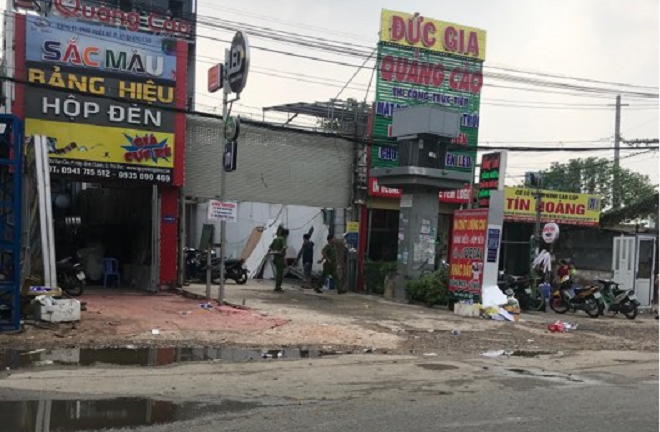 Nổ súng trấn áp kẻ nghi ngáo đá cầm dao khống chế vợ con