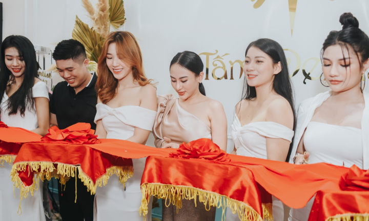 Hoa hậu Thu Hoàng rạng rỡ trong ngày khai trương Nha khoa Tấm Dentist ở Tp.HCM