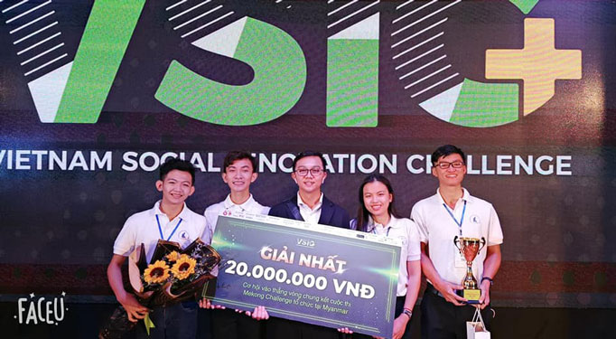 Sinh viên Việt sản xuất pin từ vỏ trấu, bảo vệ môi trường