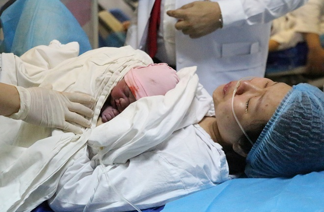 Giọt nước mắt hạnh phúc của người mẹ khi 'vượt cạn' thành công lúc giao thừa