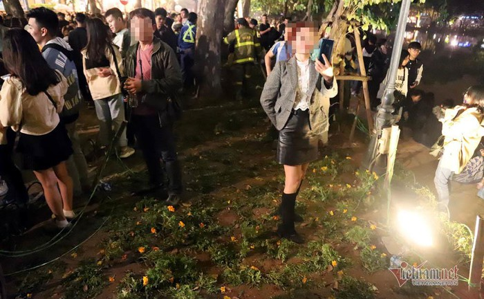 Video: Mải mê chụp ảnh, nam thanh nữ tú dẫm nát vườn hoa Hồ Gươm trong đêm Giao thừa