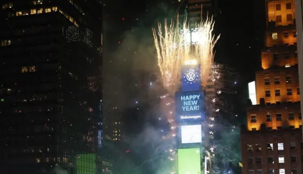 Tại sao Mỹ đón năm mới bằng cách ‘thả’ quả cầu pha lê từ trên trời xuống?