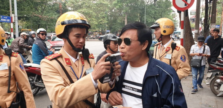 Tài xế bị phạt 7 triệu đồng vì uống 2 chén rượu: 'Tôi không bao giờ uống rượu bia rồi lái xe nữa'