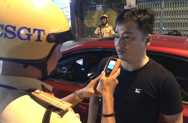 Tài xế uống 2 lon bia: 'Xe giá 5 triệu, bị phạt nồng độ cồn 4,5 triệu thì tôi bỏ xe'