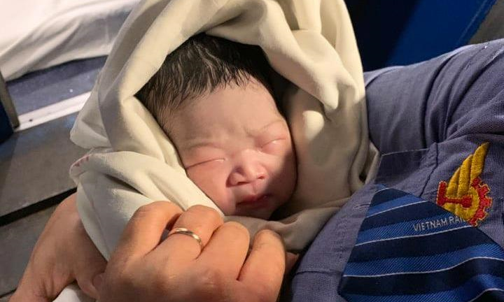 Nhân viên đường sắt giúp sản phụ ‘vượt cạn’ trên tàu hỏa