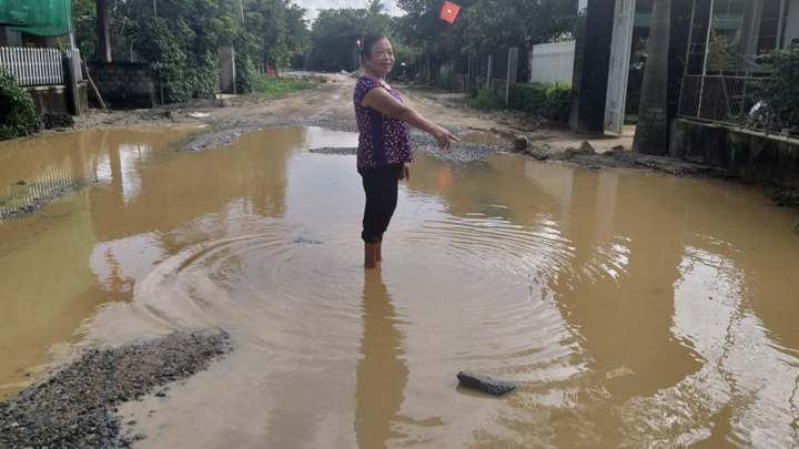 Cận cảnh đường nát như tương ở Hà Tĩnh, nhiều chỗ như 'vũng trâu đằm'