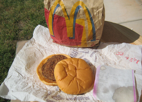 Video: Bỏ quên suốt 21 năm, chiếc bánh hamburger vẫn còn mới nguyên