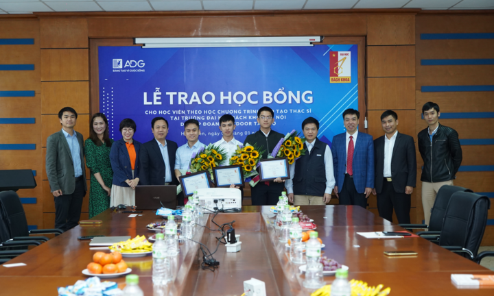 Ba nam sinh Đại học Bách khoa Hà Nội nhận học bổng thạc sĩ hơn 100 triệu đồng